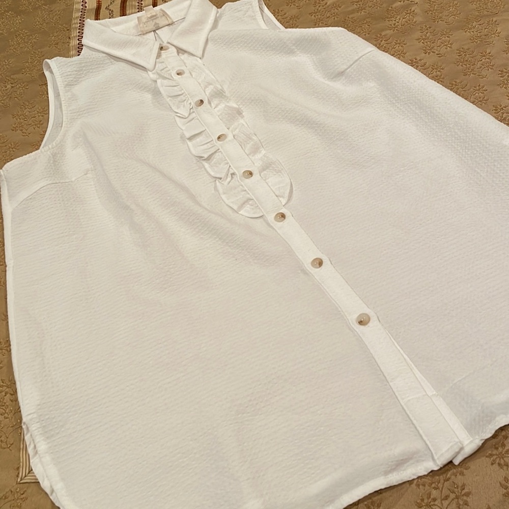 NWOT Betsy’s Boutique Shop blouse, ruffled buttons, like-new, sleeveless, XL